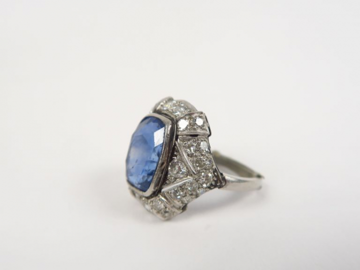 Bague Art déco en or blanc, ornée d'un saphir entouré de brillants.  P