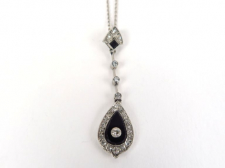 Vente aux enchères Pendentif Art déco et sa chaine en onyx, diamants et brillants. Montur
