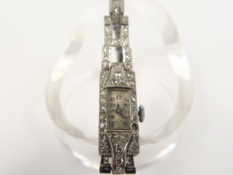 Vente aux enchères Montre de dame Art déco en platine sertie de diamants taille 8.8. Poid