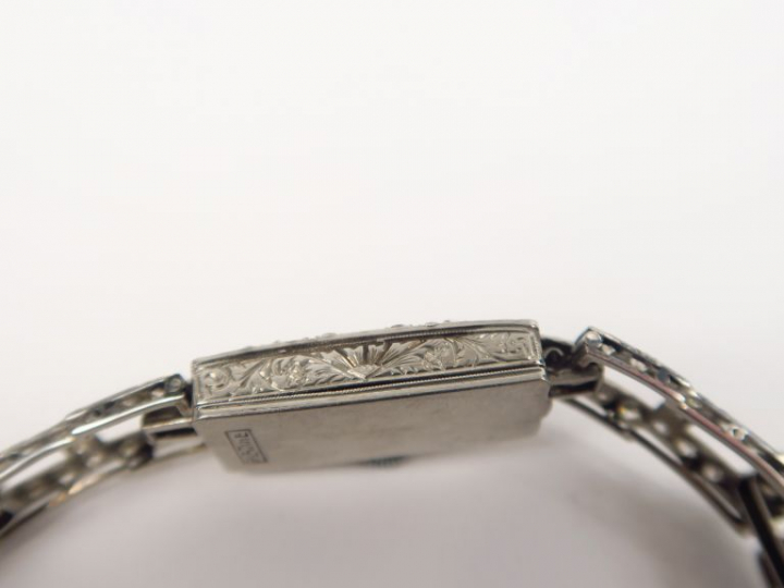 Montre de dame Art déco en platine sertie de diamants taille 8.8. Poid