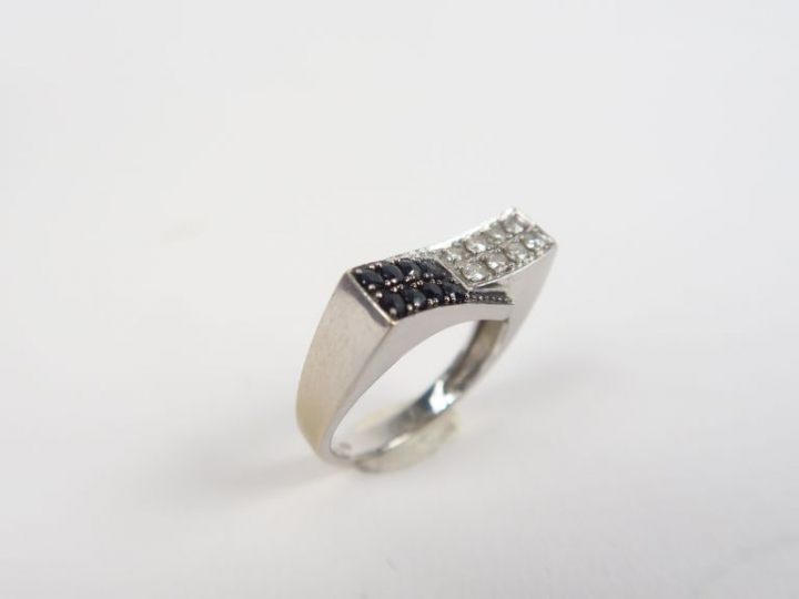 Bague moderne en or gris et petits saphirs. Poids tel. 5 g