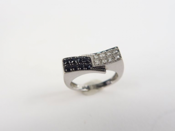 Bague moderne en or gris et petits saphirs. Poids tel. 5 g