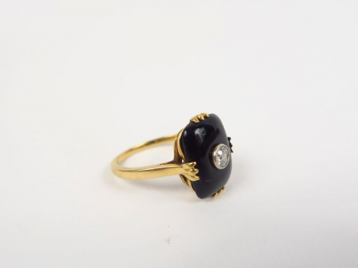 Bague Napoléon III en or jaune plateau d'onyx, sertie d'un diamant. Po