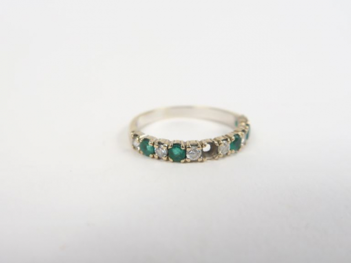 Demi-alliance en or gris, brillants et émeraudes. Poids. 2 g (une émer