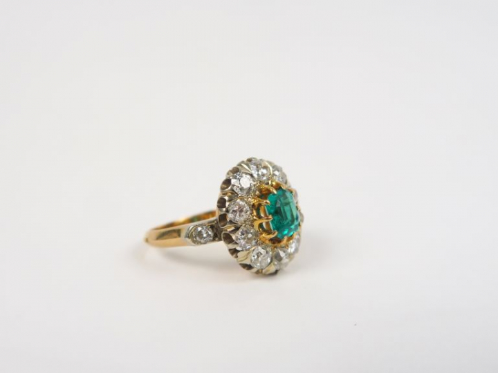 Bague marguerite en or jaune, ornée d'une émeraude entourage de brilla