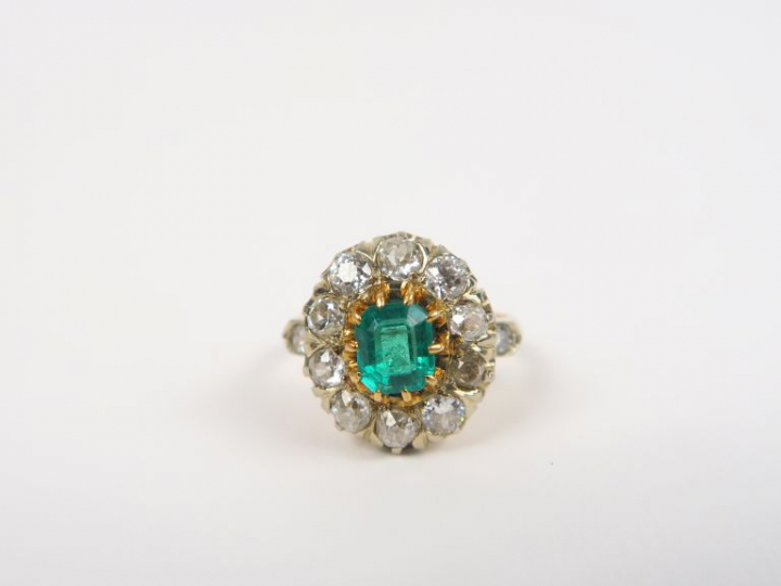 Bague marguerite en or jaune, ornée d'une émeraude entourage de brilla