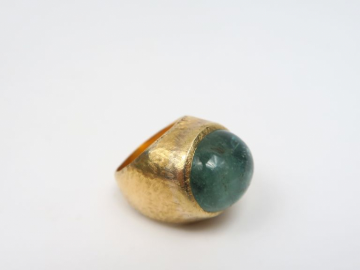 Bague dôme en or jaune, ornée d'une émeraude en cabochon. Poids tel. 1