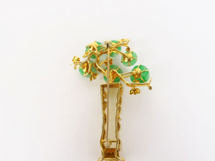 Broche en jade et jadéite en forme de panier de fleurs,  monture métal