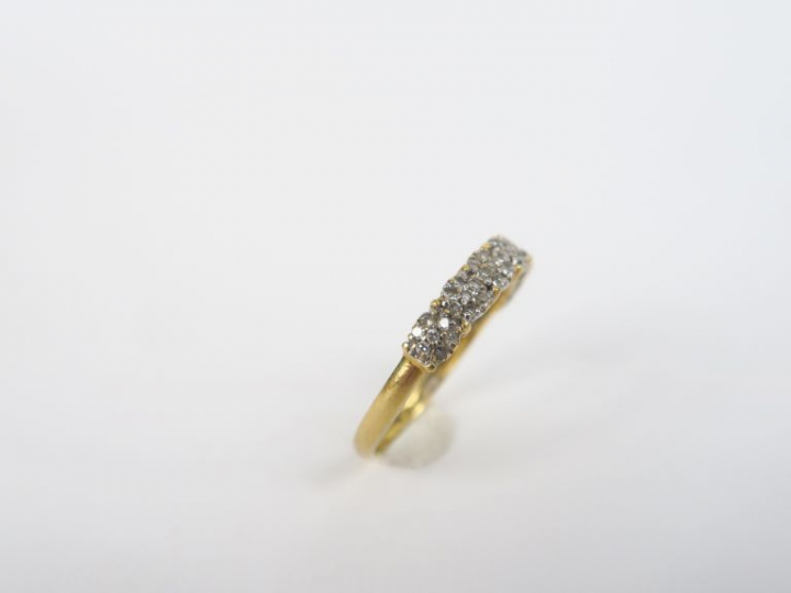 Demi-alliance américaine en or jaune et diamants. Poids tel. 2,30 g