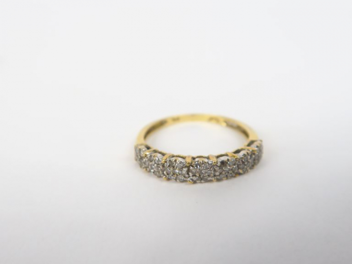 Demi-alliance américaine en or jaune et diamants. Poids tel. 2,30 g