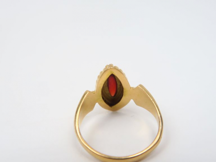Bague en or jaune et grenat ovale en cabochon. Poids tel. 2,9 g