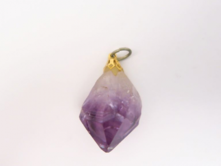 Pendentif à décor d'une améthyste.