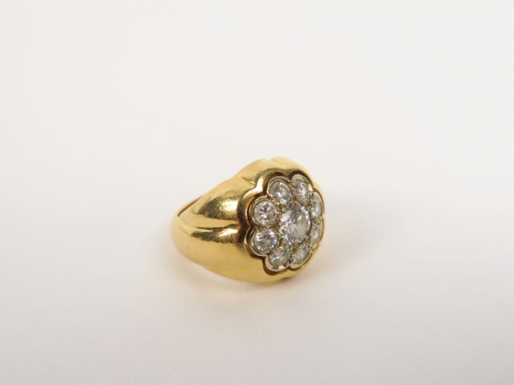 Bague chevalière marguerite en or jaune, ornée d'un diamant central en
