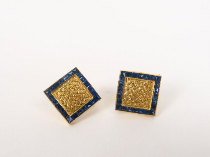 Paire de boucles d'oreilles de style Art déco en or jaune et saphirs c