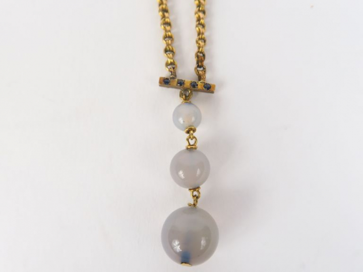 Collier en or jaune et pierres dures.  Poids tel. 19 g