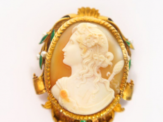 Vente aux enchères Camée Napoléon III figurant un profil de jeune femme. Monture en pompo