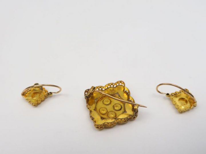 Parure Napoléon III en or comprenant une broche et une paire de perce 