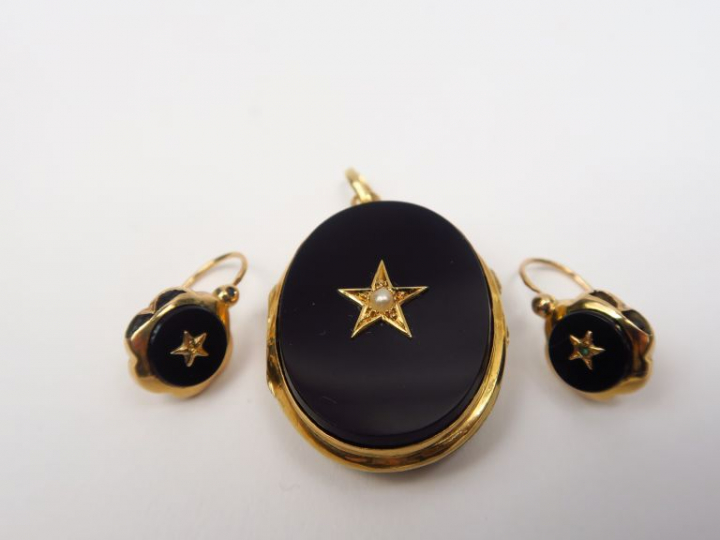 Parure Napoléon III en or et onyx comprenant un porte photo et une pai