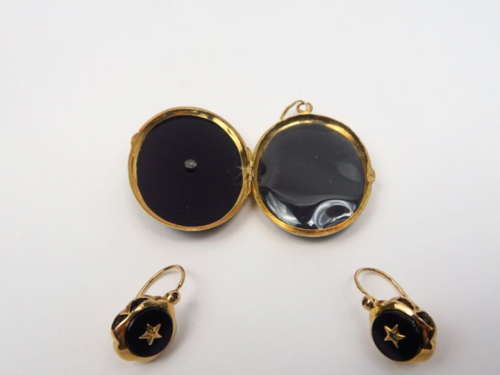 Parure Napoléon III en or et onyx comprenant un porte photo et une pai