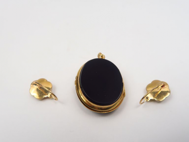 Parure Napoléon III en or et onyx comprenant un porte photo et une pai