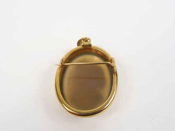 Broche 1900 camée pierre dure figurant un profil de jeune femme. Montu