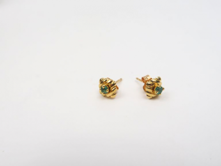 Paire de boucles d'oreilles en or jaune, ornées d'une pierre verte. Po