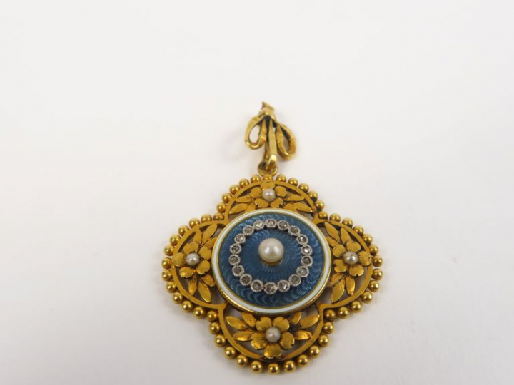 Pendentif 1900 en or jaune et émail bleu, orné de perles dont une cent