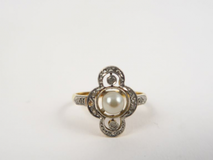 Bague 1900 en or jaune et perle entourée de roses. Poids tel. 2,68 g (