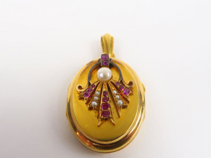 Pendentif porte photo 1900 en or, perles et rubis. Poids tel. 14,28 g