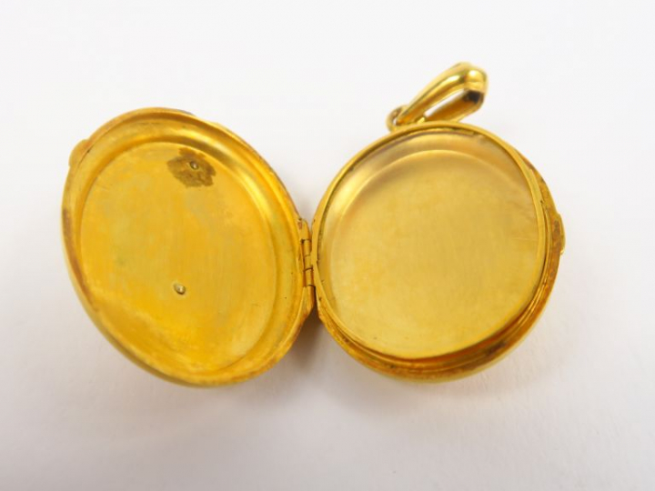 Pendentif porte photo 1900 en or, perles et rubis. Poids tel. 14,28 g