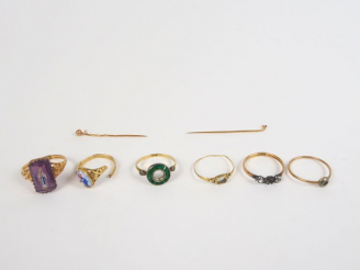 Vente aux enchères Ensemble comprenant :  - six bagues ou montures de bagues en or - deux