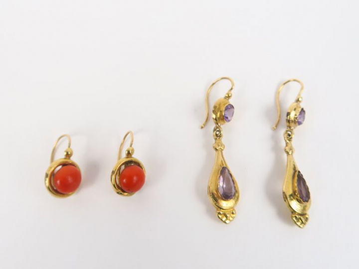 Deux paires de pendants d'oreilles Napoléon III. L'une ornée de perles