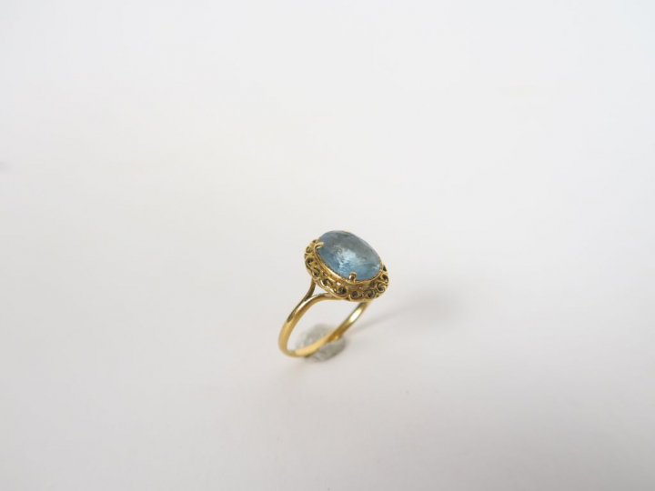 Bague en or ornée d'une pierre bleue. Poids tel. 3 gr