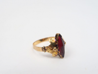 Vente aux enchères Trois différentes bagues dont : - Bague en or, ornée d'un grenat Poids