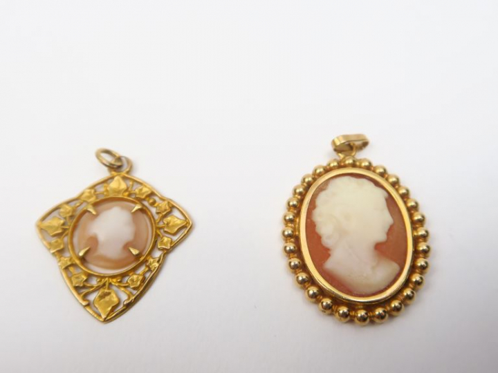 Deux camées figurant des profils de jeunes femmes.  Montures or.  Poid