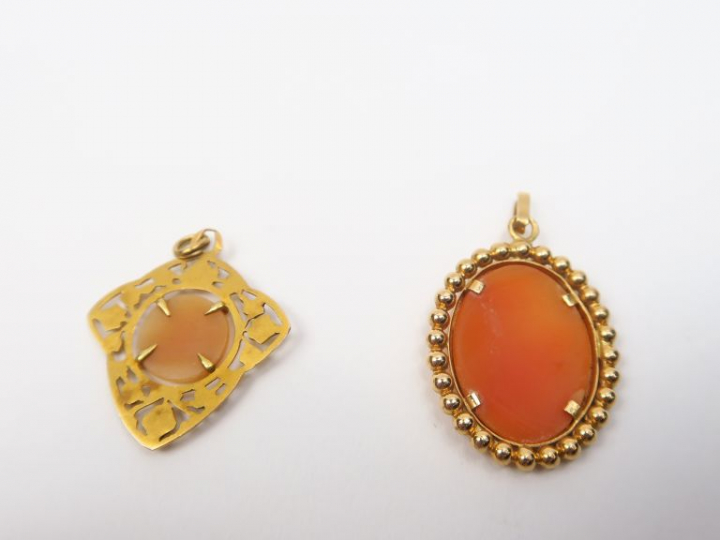 Deux camées figurant des profils de jeunes femmes.  Montures or.  Poid