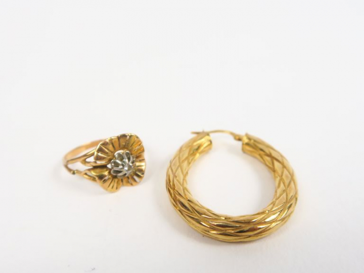 Bague ornée d'un petit brillant et une créole en or jaune. Poids. 4,77