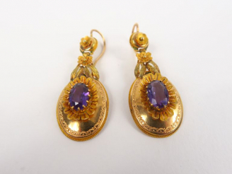 Vente aux enchères Paire de pendents d'oreilles Napoléon III en or et pierres mauves. Poi