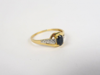 Vente aux enchères Bague en or jaune, ornée d'une pierre de couleur. TDD. 64 Poids tel. 2