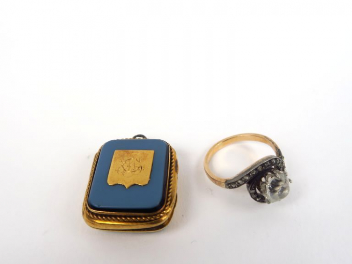 Pendentif reliquaire Napoléon III en or jaune et pierre dure, à décor 