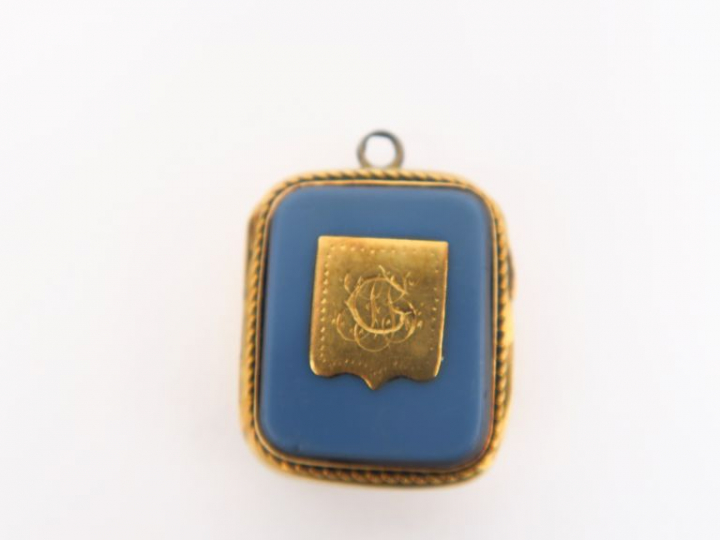 Pendentif reliquaire Napoléon III en or jaune et pierre dure, à décor 