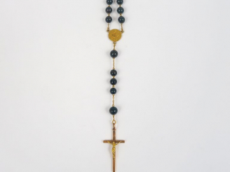 Vente aux enchères Chapelet en pierre dure orné d'une médaille et d'une croix en or.