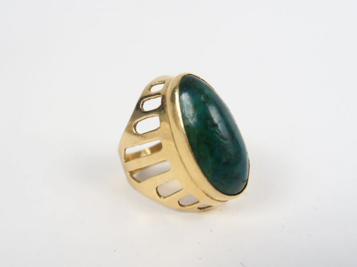 Bague en or 14k ornée d'une pierre dure verte. Poids tel. 6,80 g