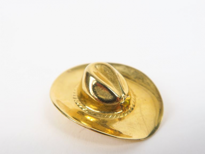 Broche en métal en forme de "sombrero".