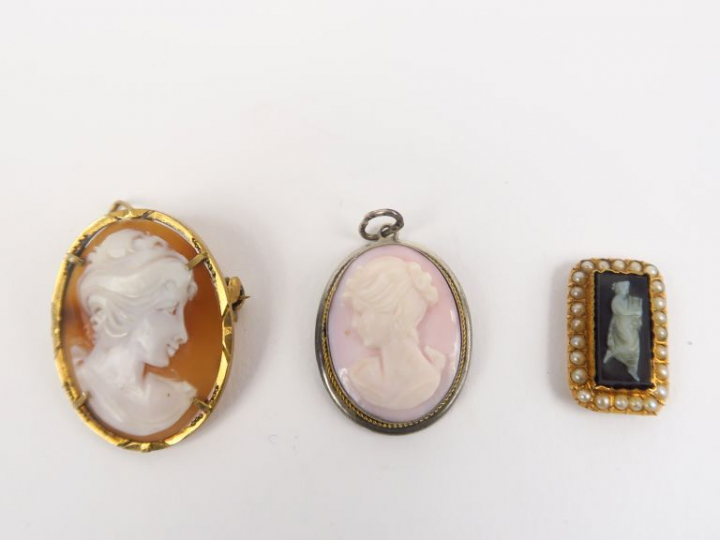 Ensemble comprenant deux camées, à décor de profils de jeunes femmes. 