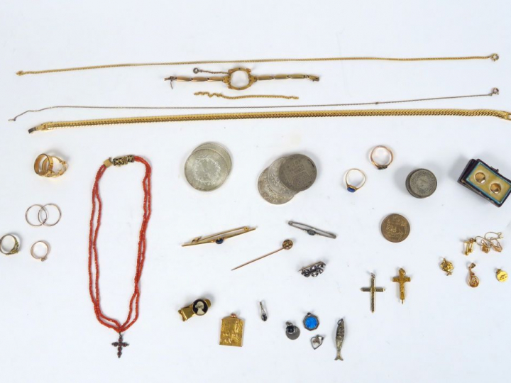 Lot comprenant : une broche argent et roses, un collier en corail, qua