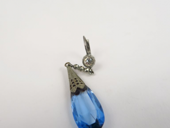 Pendentif orné d'une aigue marine en forme de goutte, monture en argen