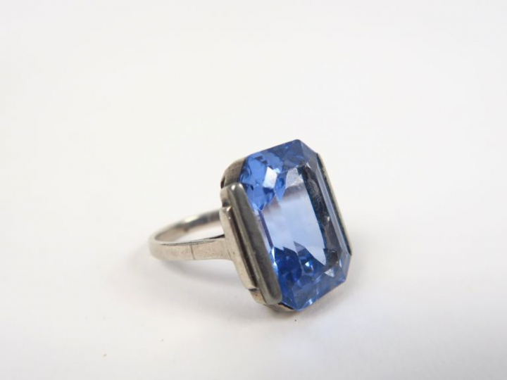 Bague en argent sertie d'une spinelle bleue taille émeraude. Poids. 6,
