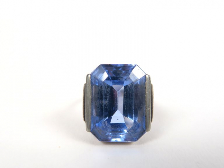 Bague en argent sertie d'une spinelle bleue taille émeraude. Poids. 6,