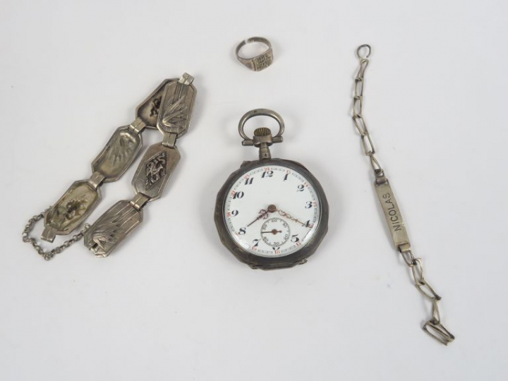 Lot comprenant :  - deux différents bracelets en argent. Poids. 24,91 